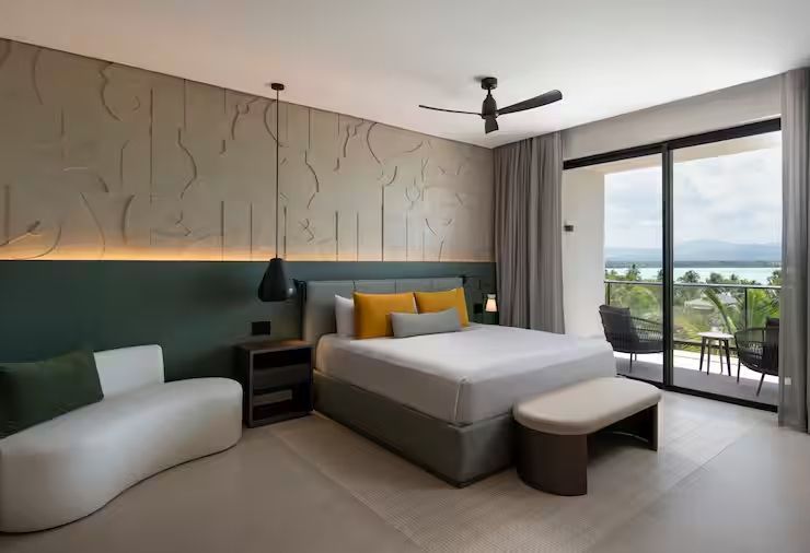 Geräumiges Schlafzimmer mit Balkon und moderner Einrichtung