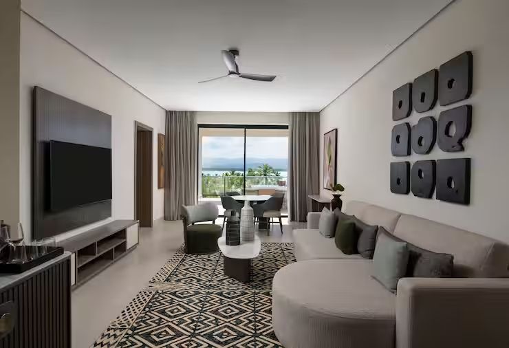 Gemütliches Wohnzimmer der Suite mit modernem Design und Blick auf die Natur