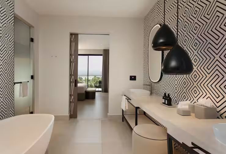Modernes Badezimmer mit schicker Einrichtung und Blick ins Schlafzimmer
