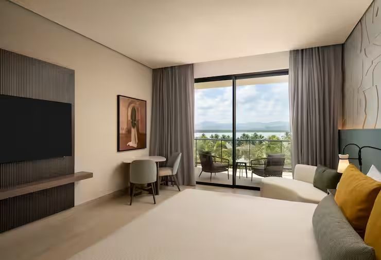 Hotelzimmer mit Balkon und Panoramablick auf das Meer