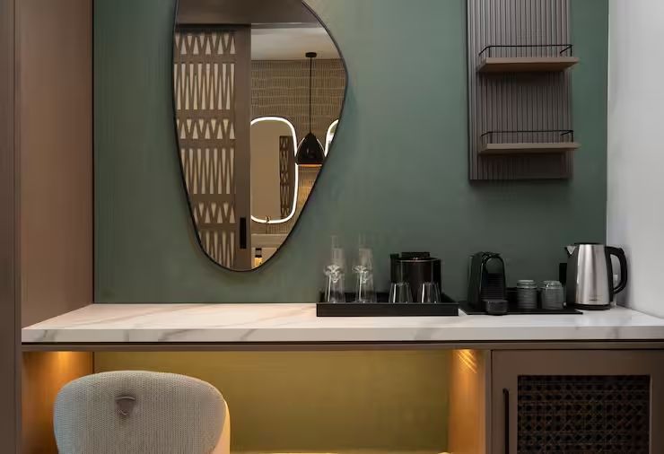 Detailaufnahme eines stilvollen Kaffeebereichs im Hotelzimmer