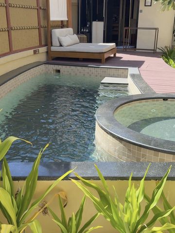 Privater Pool mit Whirlpool und Daybed im geschützten Außenbereich einer Beach Villa