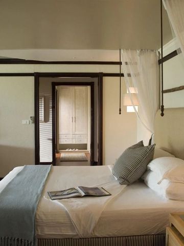 Luxuriöses Schlafzimmer mit Himmelbett und eleganter Einrichtung