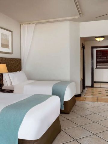 Modernes Doppelzimmer mit hochwertiger Möblierung