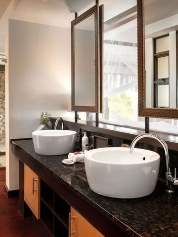 Modernes Badezimmer mit Doppelwaschbecken und stilvollen Armaturen.