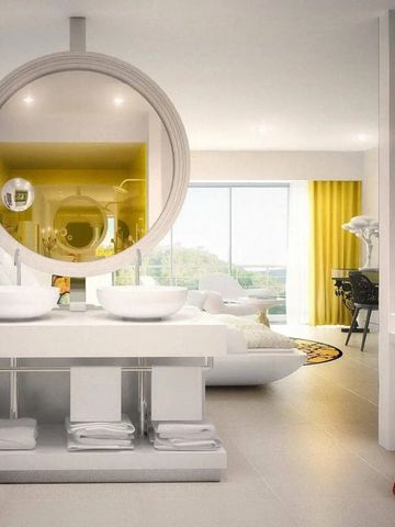 Modernes offenes Badezimmer mit großen Doppelwaschbecken
