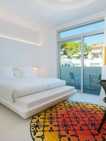 Helles Schlafzimmer mit Balkon und farbigen Akzenten