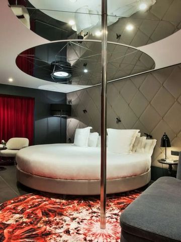 Luxuriöses Zimmer mit rundem Bett und modernen Designs