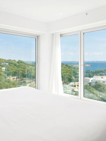 Helles Zimmer mit Panoramafenstern und Meerblick