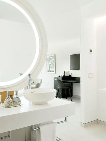 Modernes Badezimmer mit Doppelwaschbecken und großem Spiegel