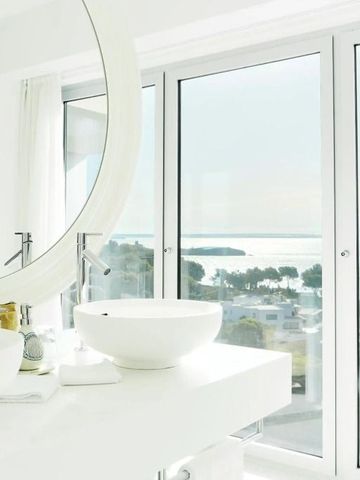 Badezimmer mit Blick auf das Meer und modernen Armaturen
