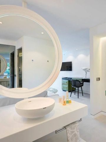 Helles Zimmer mit stilvollem Interieur und großem Spiegel
