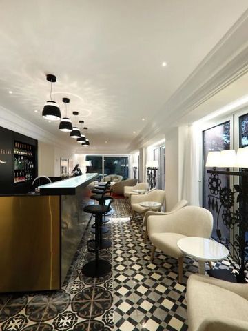 Elegante Hotelbar mit stilvollen Sitzecken und Fliesenboden