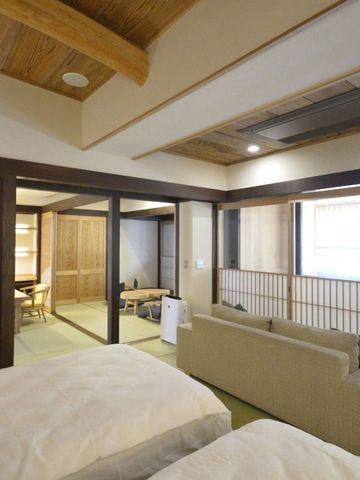 Helles japanisches Hotelzimmer mit Tatamimatten und moderner Einrichtung
