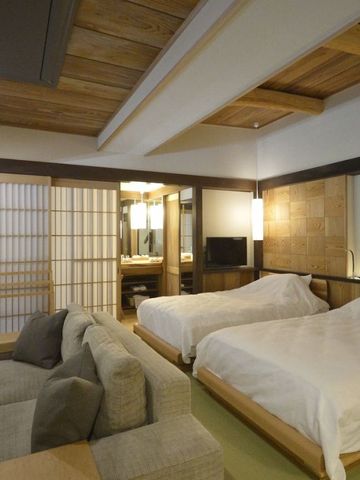Japanisches Zimmerdesign mit zwei Betten und Holzdekor