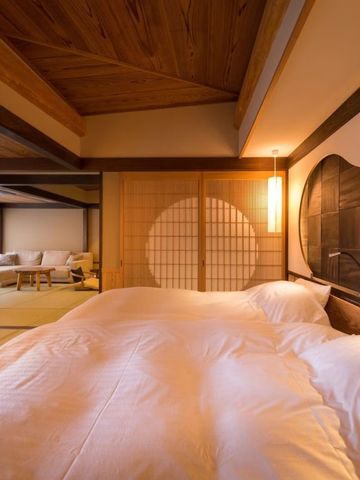 Blick auf gemütliches Bett in traditioneller japanischer Umgebung