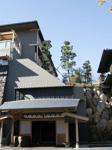 Außenansicht des Gora Hanaougi Madoka No Mori Hotels mit traditioneller Architektur