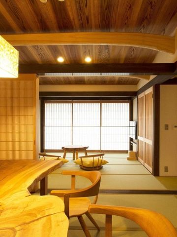 Japanisch inspiriertes Zimmer mit Tatami-Matten und Holzmöbeln