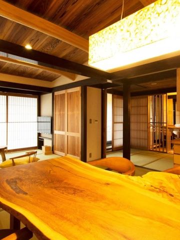 Zimmer im japanischen Stil mit Holzelementen und Tatami-Matten
