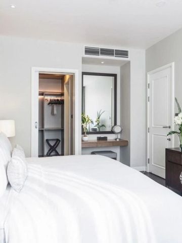 Geräumiges Zimmer mit großem Bett, modernem Dekor und hellem Ambiente