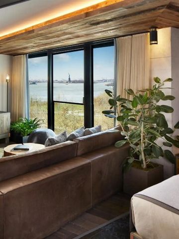Zimmer mit Blick auf die Freiheitsstatue und stilvolle Einrichtung