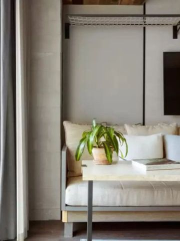 Helles Sofa in einem modernen Zimmer mit Blick auf die Stadt