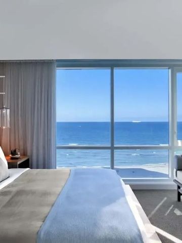 Luxuriöses Hotelzimmer mit Meerblick und modernem Design
