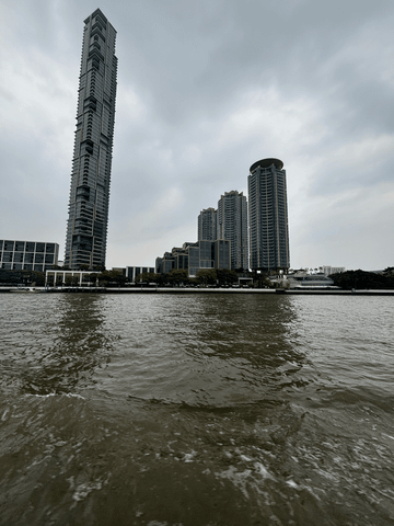 Vom Wasser aus eröffnet sich ein eindrucksvoller Blick auf das elegante Four Seasons Bangkok – modern, stilvoll und harmonisch eingebettet am Ufer des Chao Phraya River.