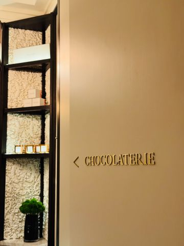 Elegantes Schild mit der Aufschrift Chocolaterie und stilvolle Inneneinrichtung