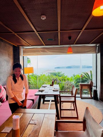 Elegantes Restaurant mit Panoramablick auf das Meer durch große Fenster