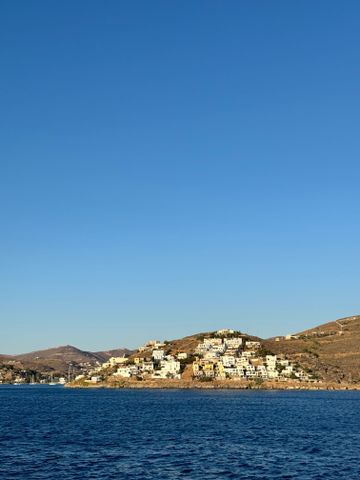 Malerische Küstenstadt im Morgenlicht von der Bucht aus gesehen
