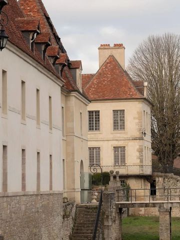 Historisches Hotelgebäude mit hellen Steinwänden und rotem Ziegeldach.