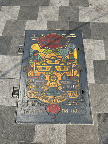 Auch am Boden findet sich farbenfrohe Streetart, die das Stadtbild lebendig macht.
