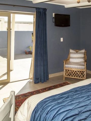 Modernes Zimmer mit Zugang zu einer privaten Terrasse