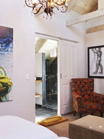 Stilvoll eingerichtetes Zimmer mit Kunst und luxuriöser Ausstattung
