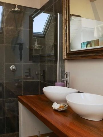 Modernes Badezimmer mit Doppelwaschbecken und eleganter Holzarbeitsplatte