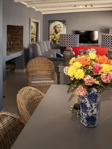 Offener Wohnraum mit Blumenarrangement und gemütlicher Einrichtung
