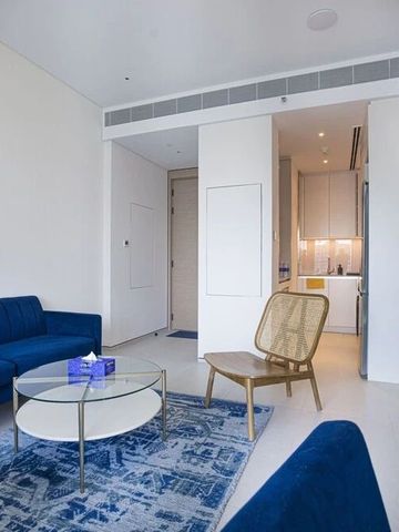 Modernes Wohnzimmer mit stilvollem Dekor und angrenzender Küche