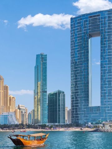 Hoch aufragende Wolkenkratzer des Address Beach Resort Dubai am Wasser