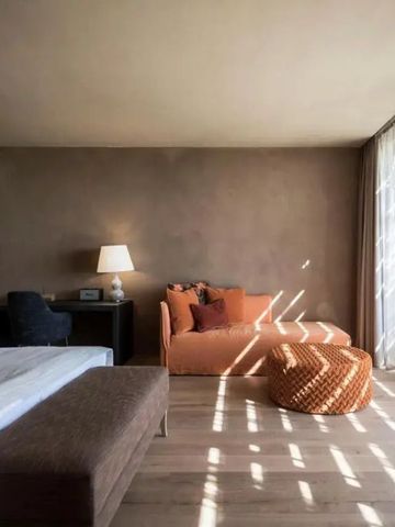 Komfortables Hotelzimmer mit Récamiere und großen Fenstern