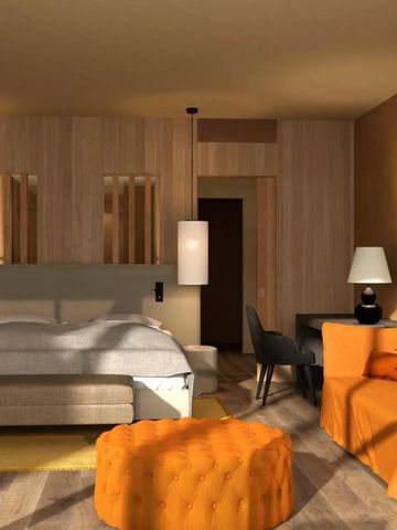 Modernes Hotelzimmer mit heller Einrichtung und orangefarbenen Akzenten