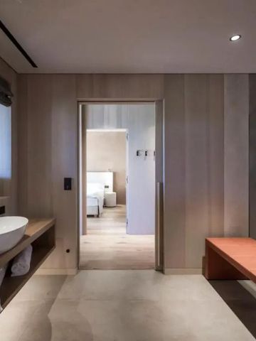 Geräumiges modernes Badezimmer mit Holzakzenten und Waschbecken