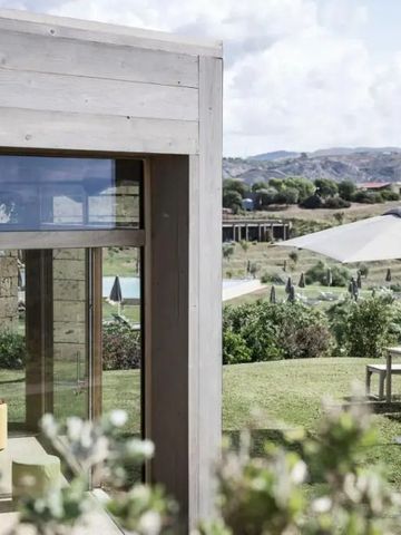 Moderne Architektur mit Blick auf Gartenbereich und Landschaft