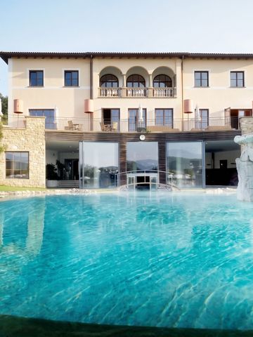 Hotelansicht mit Pool und eleganter Fassade bei Tageslicht