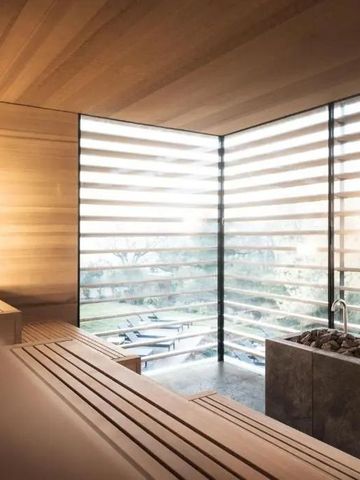 Moderne Sauna mit Holzinterieur und großen Fenstern