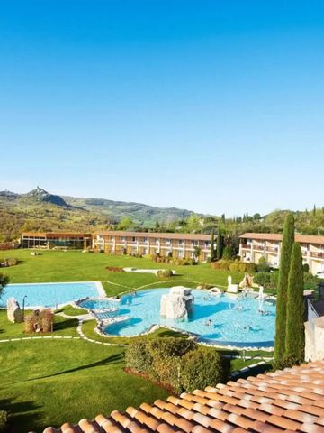 Blick auf den Garten und die Pools des Resorts unter blauem Himmel