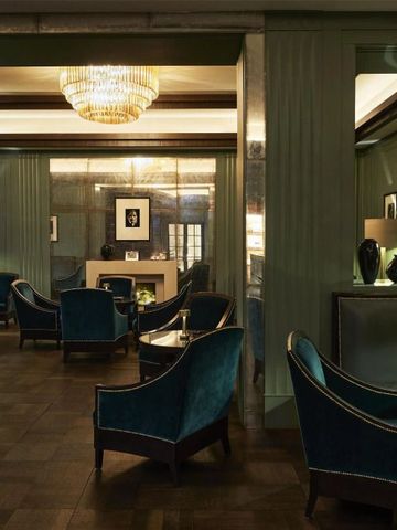 Eleganter Lounge-Bereich mit stilvollen Sesseln und kunstvoller Beleuchtung