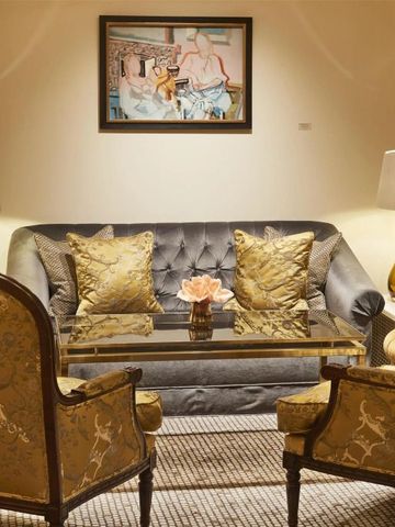 Elegante Sitzecke mit Sofagarnitur und Kunst an der Wand im Hotel Adlon Kempinski Berlin.