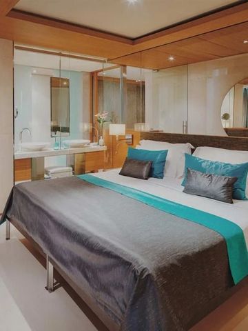 Moderne Hotelzimmer mit Kingsize-Bett und stilvoller Dekoration