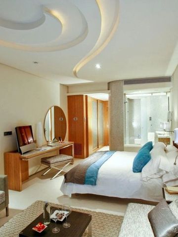 Luxuriös eingerichtetes Zimmer mit Ankleidebereich und gemütlicher Sitzecke